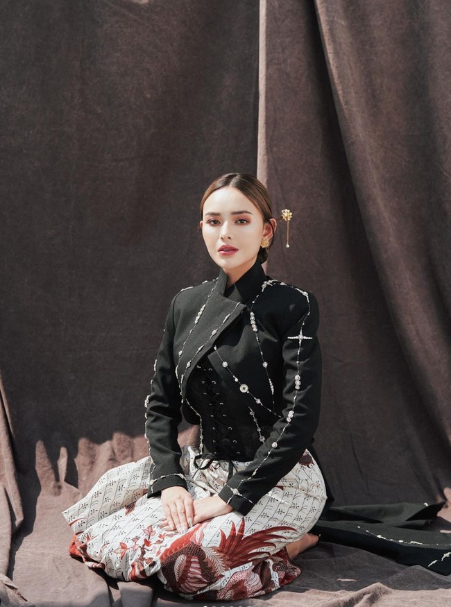Rayakan hari Kartini yang jatuh pada tanggal 21 April, Amanda Manopo tampak melakukan pemotretan dengan bantuan fotograafer handal Winston Gomez. Tampil memukau, Amanda tampil mengenakan kebaya modifikasi yang dipopulerkan oleh karakter Jeng Yah dalam film Gadis Kretek. Foto: Instagram/@winstongomez