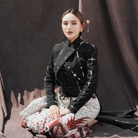Rayakan hari Kartini yang jatuh pada tanggal 21 April, Amanda Manopo tampak melakukan pemotretan dengan bantuan fotograafer handal Winston Gomez. Tampil memukau, Amanda tampil mengenakan kebaya modifikasi yang dipopulerkan oleh karakter Jeng Yah dalam film Gadis Kretek. Foto: Instagram/@winstongomez