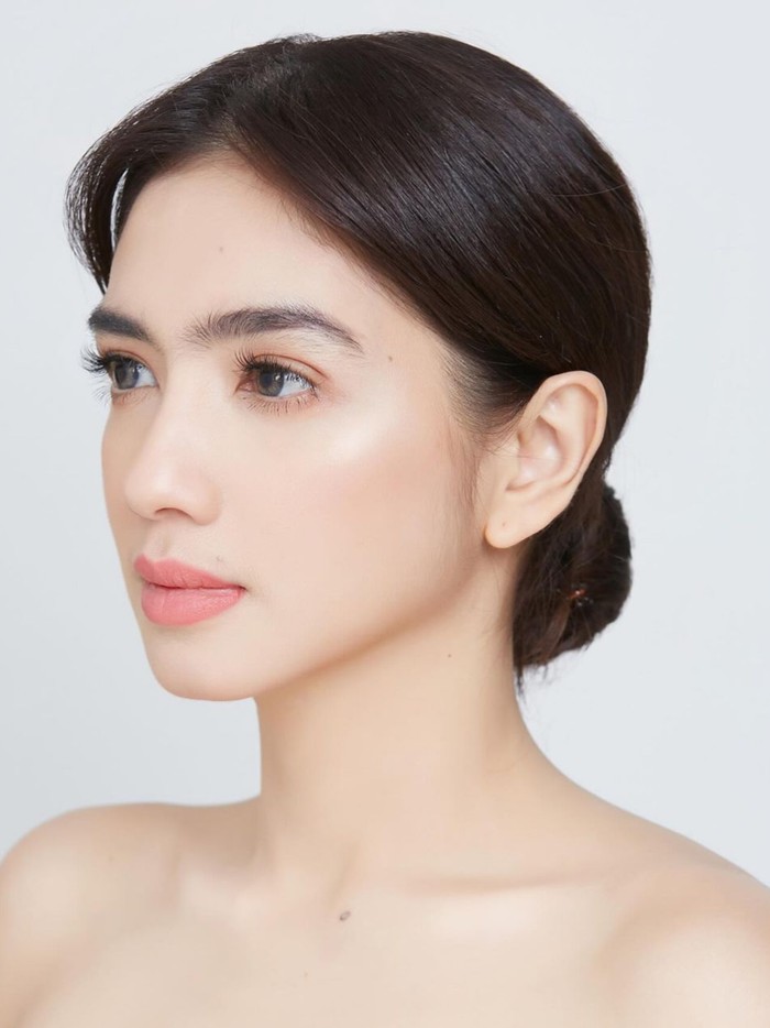 Wajah Angel Karamoy sebelum operasi plastik.