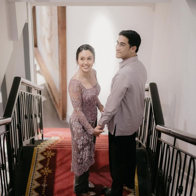 Anggika Bolsterli tampil anggun dalam kebaya warna lilac pastel dengan permainan lace dan payet yang membentuk tekstur tiga dimensi. Kebaya dengan siluet meramping ini memberikan kesan manis namun tetap dewasa. Dipadukan kain batik bernuansa gelap yang kontras, gayanya menampilkan keseimbangan yang cantik antara nuansa lembut dan bold. Foto: Instagram @anggikabolsterli