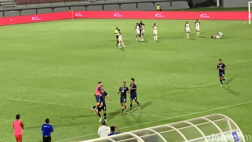 Arema FC menang 3-2 saat menghadapi PSM Makassar dalam lanjutan BRI Liga 1 2023/2024 di Stadion Kapten I Wayan Dipta, Gianyar, Bali, Kamis (25/4/2024) malam. (Siti Muamalah/detikBali)