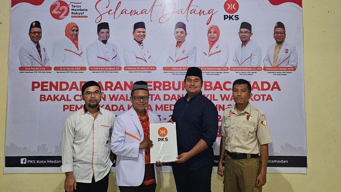 Aulia Agsa saat mendaftar menjadi bakal cawalkot Medan ke PKS