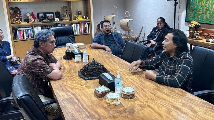 Calon Anggota Dewan Perwakilan Daerah (DPD) dari daerah pilih (dapil) Jawa Barat Alfiansyah Bustami berfoto dengan Direktur Jenderal Kebudayaan Hilmar Farid di Gedung Kementerian Pendidikan Kebudayaan, Riset, dan Teknologi (Kemendikbudristek), Rabu (24/4/2024).