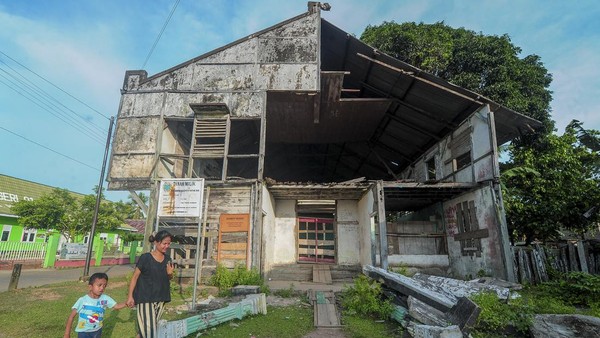 Bangunan Peninggalan Masa Kolonial Terbengkalai di Batanghari
