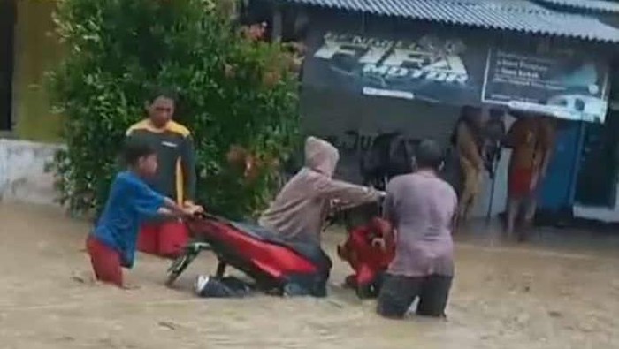 Banjir di kawasan Pantura Lamongan karena guyuran hujan deras