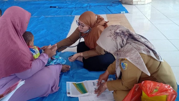 Bayi di Desa Sidomulyo, Kecamatan Dempet, Kabupaten Demak, menerima pemeriksaan tumbuh kembang anak, Kamis (25/4/2024).