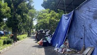 Diketahui dulunya lokasi ini dipenuhi dengan sampah sebelum akhirnya dikelola sebagai sentra toko bunga. Namun, masih ditemukan beberapa titik penampungan sampah di daerah tersebut saat dikunjungi detikTravel.  