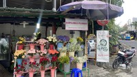 Traveler bisa menemukan berbagai macam bunga di sini, dengan harga yang terjangkau mulai dari Rp 5.000 per tangkainya. Ada bunga mawar, sedap malam, anggrek, krisan, dan lainnya. Bunga tersebut bisa dipesan dalam bentuk buket hingga karangan bunga. Menariknya, penjual di sini terkenal ramah dengan pengunjungnya.  