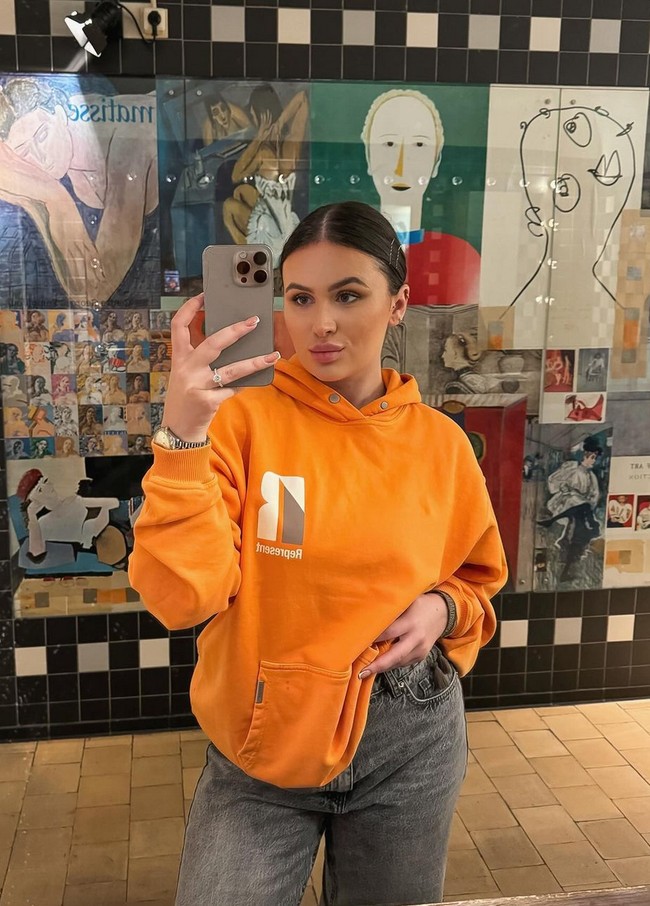 “Benar-benar emosional yang turun-naik seperti roller coaster. Saya merasa seperti orang yang benar-benar baru, perubahan kecil bagi sebagian orang telah mengubah seluruh hidup saya,” tulisnya di unggahan Instagram. Foto: Instagram/@hxlsey