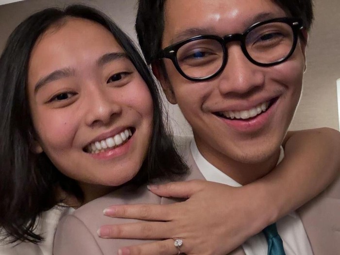 Brandon Salim melamar kekasihnya.