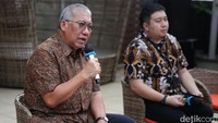 Direktur Utama Perum Bulog Bayu Krisnamurthi memberikan keterangan pers di Kantor Perum Bulog, Jakarta, Kamis (25/4/2024).