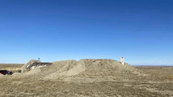 Bahan tersebut juga merupakan rumah bagi sekitar 575 ruang penyimpanan senjata, yang merupakan struktur beton dan baja raksasa yang dibangun selama Perang Dunia Kedua. Foto: Boredpanda