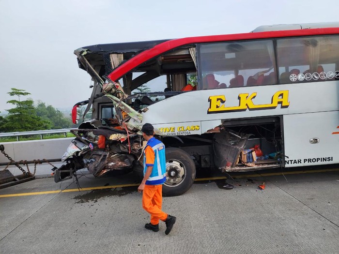 Bus seruduk truk di tol Solo-Ngawi KM 515, Kecamatan Kebakkramat, Kabupaten Karanganyar, Kamis (25/4/2024) pagi.