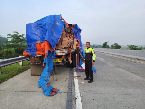 Bus seruduk truk di tol Solo-Ngawi KM 515, Kecamatan Kebakkramat, Kabupaten Karanganyar, Kamis (25/4/2024) pagi.