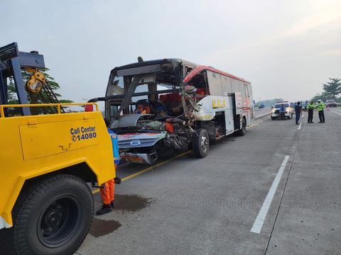 Bus seruduk truk di tol Solo-Ngawi KM 515, Kecamatan Kebakkramat, Kabupaten Karanganyar, Kamis (25/4/2024) pagi.