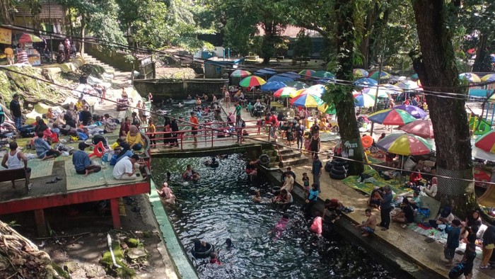 byek Mata Air Cokro (OMAC), salah satu obyek wisata air yang ramai wisatawan selama libur Lebaran.