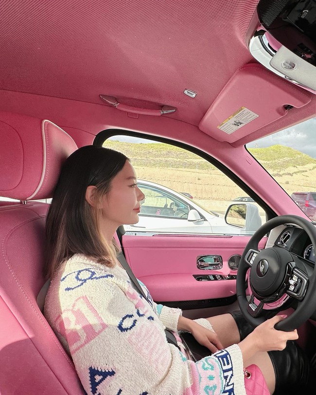 Mobil berwarna putih seharga £ 700.000 (Rp 14 miliaran) itu hadir dengan interior serba pink. Adapun tulisan Clara di bagian bawah pintu yang menunjukkan bahwa mobil itu khusus dipesan untuknya. Foto: Instagram Clara Lee