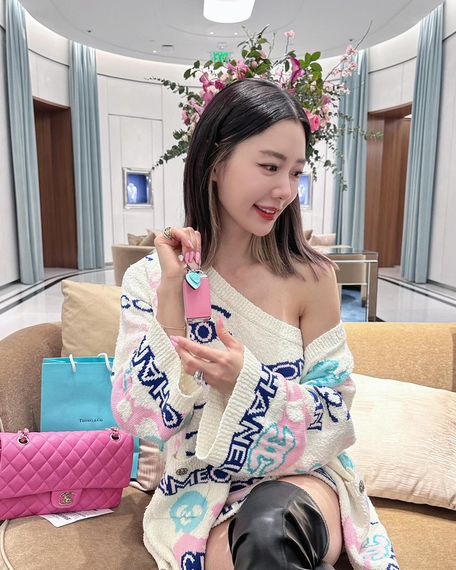 Clara yang pernah terpilih sebagai wanita kedua tercantik di Asia memamerkannya dengan outfit yang tak kalah mewah. Ia terlihat mengenakan setelan dan tas dari Chanel.  Foto: Instagram Clara Lee