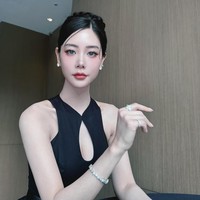 Dikatakan jika ia dan suami memiliki rumah di Signiel Residences di Seoul yang bernilai £ 5 juta (Rp 101 miliaran). Pemain film China Big Red Envelope tersebut juga kerap memamerkan gaya hidup mewah di media sosial. Foto: Instagram