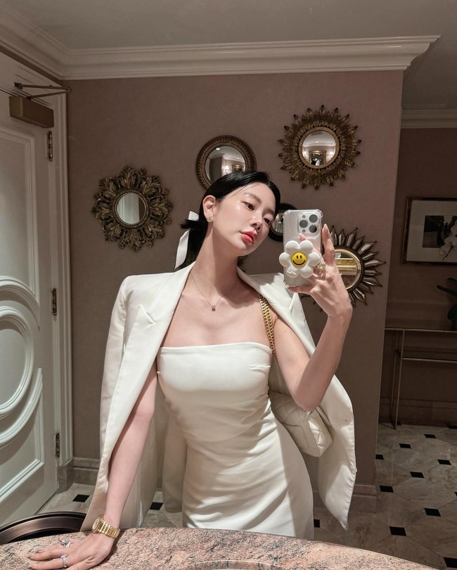 Dalam foto lain, Clara juga menunjukkan kunci mobil yang juga hadir dengan warna pink dan dihiasi gantungan mewah dari Tiffany & Co. Foto: Instagram