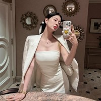 Dalam foto lain, Clara juga menunjukkan kunci mobil yang juga hadir dengan warna pink dan dihiasi gantungan mewah dari Tiffany & Co. Foto: Instagram