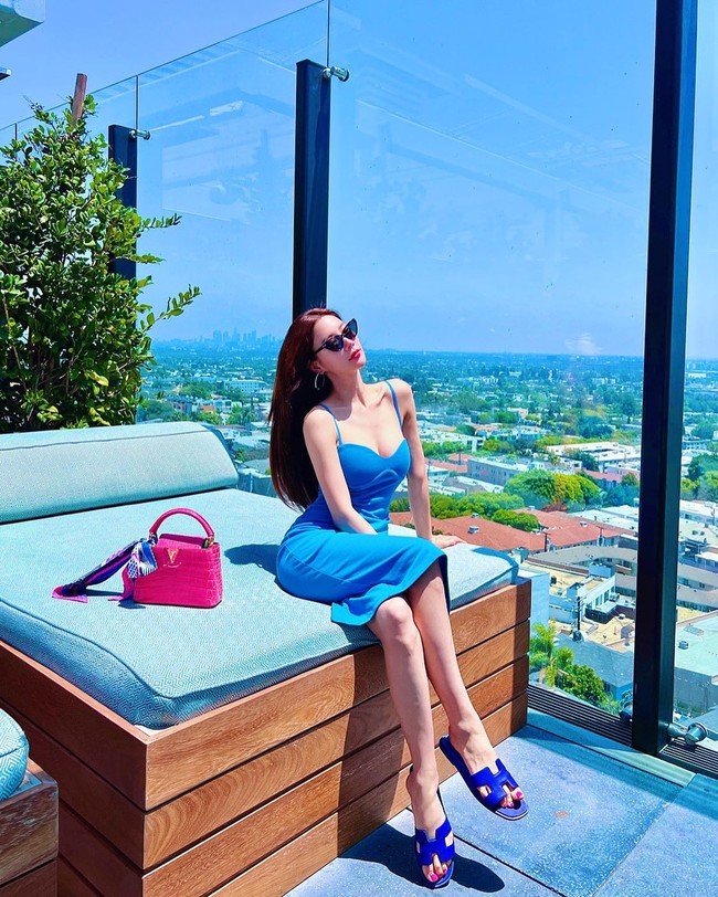 Meski belum lagi main drama atau film di Korea, wanita yang aktif di China itu sering membagikan potret keseharian dan kemewahannya di Instagram. Dalam postingan terbaru, Clara Lee mengunggah posenya dengan mobil baru.  Foto: Instagram