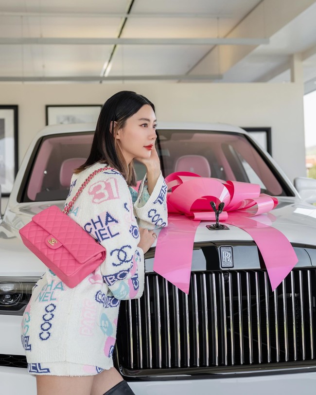 Pemain Emergency Couple tersebut diduga baru menerima Rolls Royce sebagai hadiah karena datang dibalut dengan pita. Wanita 39 tahun itu pun memperlihatkan detail-detail yang menunjukkan kendaraan tersebut di-customize. Foto: Instagram Clara Lee