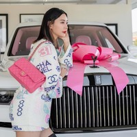 Pemain Emergency Couple tersebut diduga baru menerima Rolls Royce sebagai hadiah karena datang dibalut dengan pita. Wanita 39 tahun itu pun memperlihatkan detail-detail yang menunjukkan kendaraan tersebut di-customize. Foto: Instagram Clara Lee