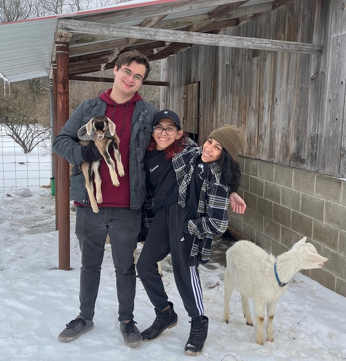 Daniel, Carmen Andrade dan kemarannya Lupita Andrade