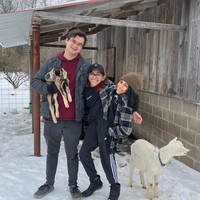 Meski begitu, Carmen terkadang merasa tidak  enak dengan Lupita yang mau tidak mau ikut berkencan dengannya. “Terkadang saya merasa tidak enak karena ingin menghabiskan begitu banyak waktu bersama Daniel. Jadi kami mencoba untuk berkompromi. Seperti, Lupita akan memilih di mana kita akan pergi makan malam, atau aktivitas apa yang akan kita lakukan,” kata Carmen. Foto: dok. Instagram