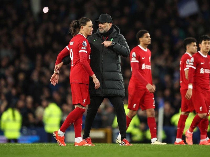 LIVERPOOL, ENGLAND - MARCH 16: Darwin Nunez of Liverpool speaks with manager Jurgen Klopp during the Premier League match between Everton FC and Liverpool FC at Goodison Park on March 16, 2024 in Liverpool, England.(Photo by Daniel Chesterton/Offside/Offside via Getty Images)
