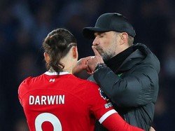 Nunez yang tampak kesal dengan sesuatu kemudian curhat ke Klopp. Respons Klopp adalah gestur ini. Foto: Getty Images/James Gill - Danehouse