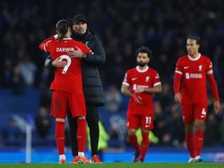 Selain minta Nunez tidak banyak omong, Klopp juga memeluk pemainnya tersebut. Foto: Action Images via Reuters/Lee Smith