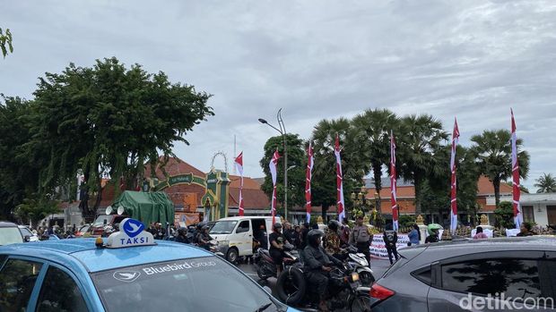 Demo warga penghuni rusun di Surabaya di depan Gedung Negara Grahadi yang bikin macet Jalan Gubernu Suryo.