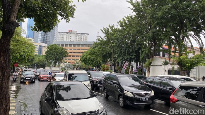 Demo warga penghuni rusun di Surabaya di depan Gedung Negara Grahadi yang bikin macet Jalan Gubernu Suryo.