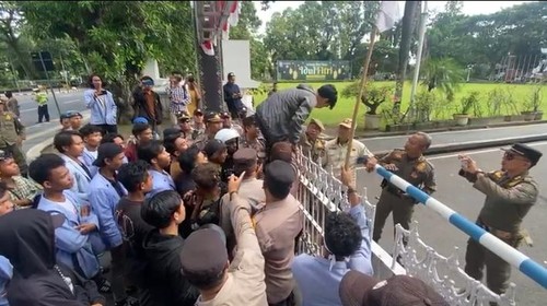 Demonstrasi di depan Kantor Gubernur NTB terkait harga jagung merosot, Kamis (25/4/2024). (Dok. Polresta Mataram)