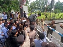 6 Mahasiswa yang Blokir Jalan-Pukul Kapolsek Mataram Dipulangkan