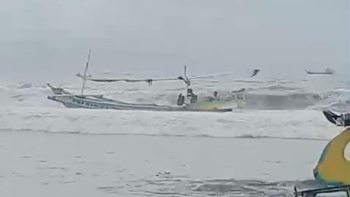 dua perahu nelayan di grajagan Banyuwangi terbalik