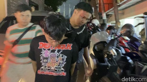 Duo begal yang viral membacok bocah SMP di Depok ditangkap polisi