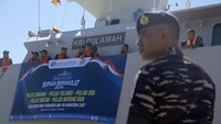 Sejumlah anggota tim Ekspedisi Rupiah Berdaulat 2024 bersiap berlayar dengan kapal KRI Gulamah-869.