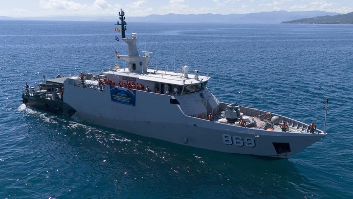 Sejumlah anggota tim Ekspedisi Rupiah Berdaulat 2024  bersiap berlayar dengan kapal KRI Gulamah-869 di Pelabuhan Ahmad Yani, Ternate, Maluku Utara, Kamis (25/4/2024). Bank Indonesia perwakilan Provinsi Maluku Utara bekerja sama dengan TNI Angkatan Laut  mendistribusikan uang rupiah layak edar senilai Rp9 miliar  menggunakan KRI Gulamah-869 wilayah 3T di Maluku Utara yaitu Taliabu, Sanana, Obi, Bacan dan Batang Dua. ANTARA FOTO/Andri Saputra/nym.