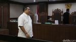 Ekspresi Bupati Muna Laode Rusman Divonis 3 Tahun Bui dalam Kasus Suap