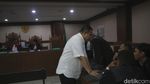 Ekspresi Bupati Muna Laode Rusman Divonis 3 Tahun Bui dalam Kasus Suap