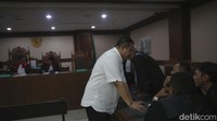Hakim membeberkan hal memberatkan vonis adalah terdakwa tidak mendukung program pemerintah dalam mewujudkan pemerintahan yang bersih dari korupsi, kolusi, dan nepotisme. Hakim juga menilai La Ode tidak menyesal dan tidak merasa bersalah atas perbuatannya. 