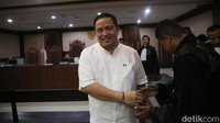 Sementara itu, hal yang meringankan vonis adalah terdakwa memiliki tanggungan keluarga, bersikap sopan, dan menghargai persidangan. Selain itu, terdakwa berjasa dalam proyek pembangunan Kabupaten Muna, kemudian La Ode Muhammad Rusman juga sebagai bupati. 