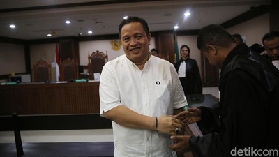 Ekspresi Bupati Muna Laode Rusman Divonis 3 Tahun Bui dalam Kasus Suap