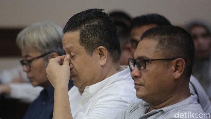 Mantan Bupati Muna, Sulawesi Tenggara, Laode Muhammad Rusman Emba menjalani sidang putusan di Pengadilan Tipikor, Jakarta Pusat, Kamis (25/4/2024). Rusman Emba telah terbukti memberikan suap terkait pengajuan dana Pemulihan Ekonomi Nasional (PEN) Tahun 2021-2022. Rusman Emba divonis 3 tahun penjara denda Rp 200 juta subsider 3 bulan penjara.