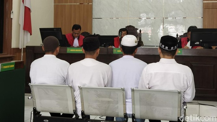 Empat kurir narkoba jaringan Aceh saat menjalani sidang putusan di PN Bandung. Tiga diantaranya divonis hukuman penjara seumur hidup, sementara satu lainnya divonis 20 tahun kurungan penjara.