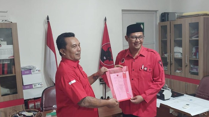 Fajar Gegana (kanan) saat menyerahkan formulir pendaftaran cabup-cawabup di DPD PDIP DIY, Rabu (24/4/2024).