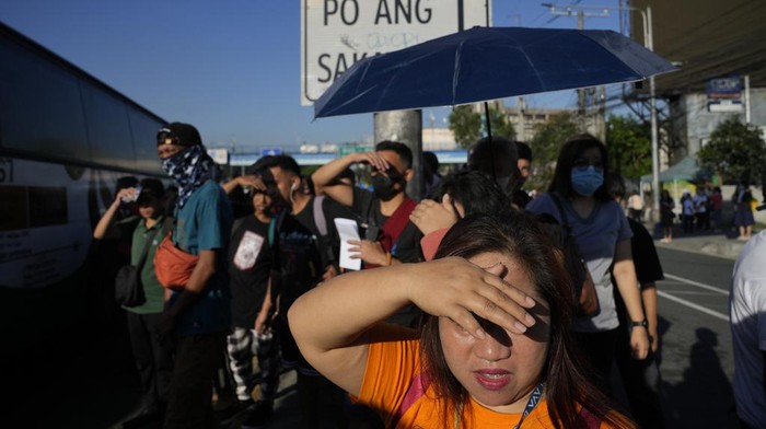 Men deliver sacks of ice cubes as demand remains high due to hot temperatures in Quezon city, Philippines on Wednesday, April 24, 2024. Parts of the country continue to experience extremely hot weather due to the El Nino phenomenon with heat index reaching 45 celsius degrees (113 Fahrenheit). (AP Photo/Aaron Favila)